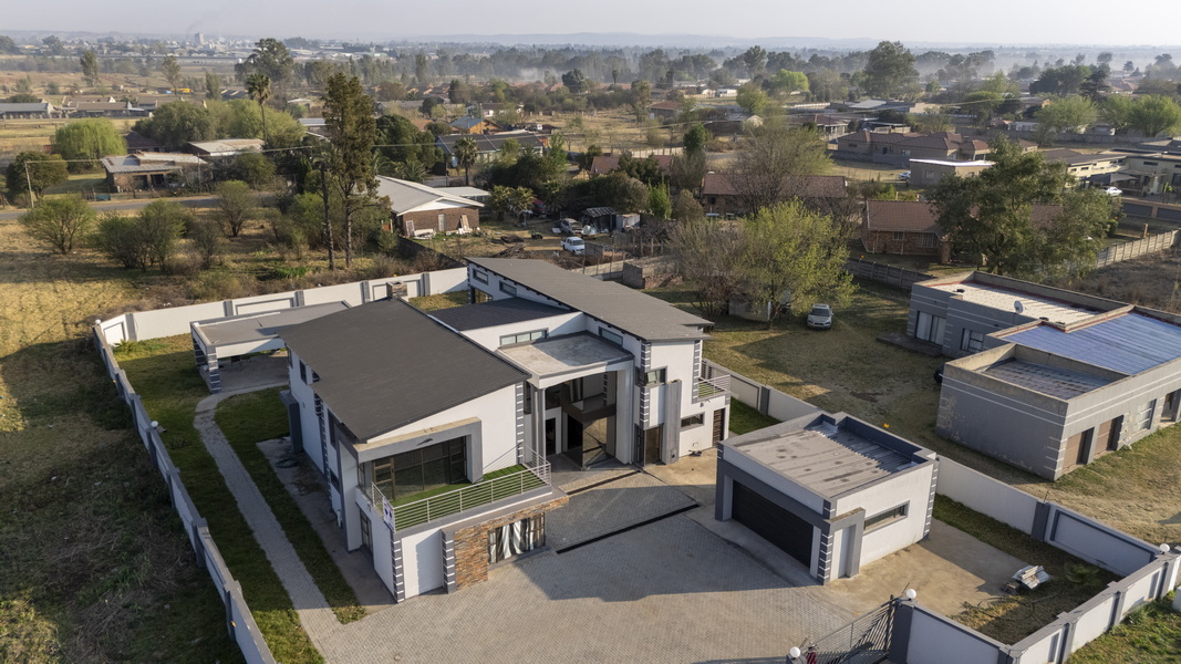 VERSATILE LUXURY NEWLY BUILT HOME | OFFICES | GUESTHOUSE - MEYERTON (RIV0045-10-25)