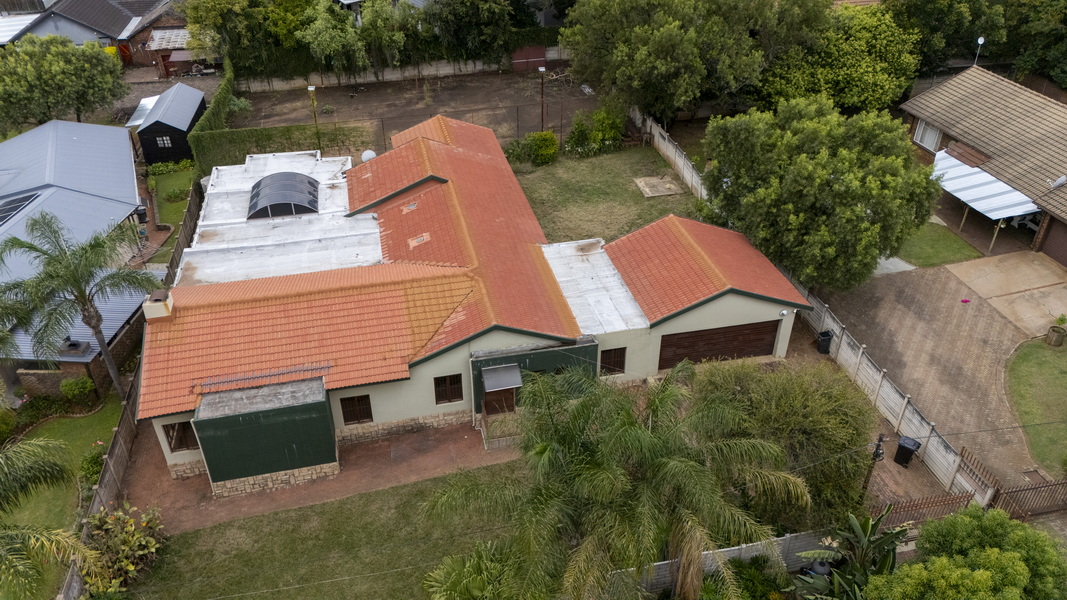 FAMILY ENTERTAINMENTS DREAM IN IFAFI –  3 BEDROOM HOME WITH POOL, BRAAI, TENNIS COURT & FLAT (NPA0061-04-26)