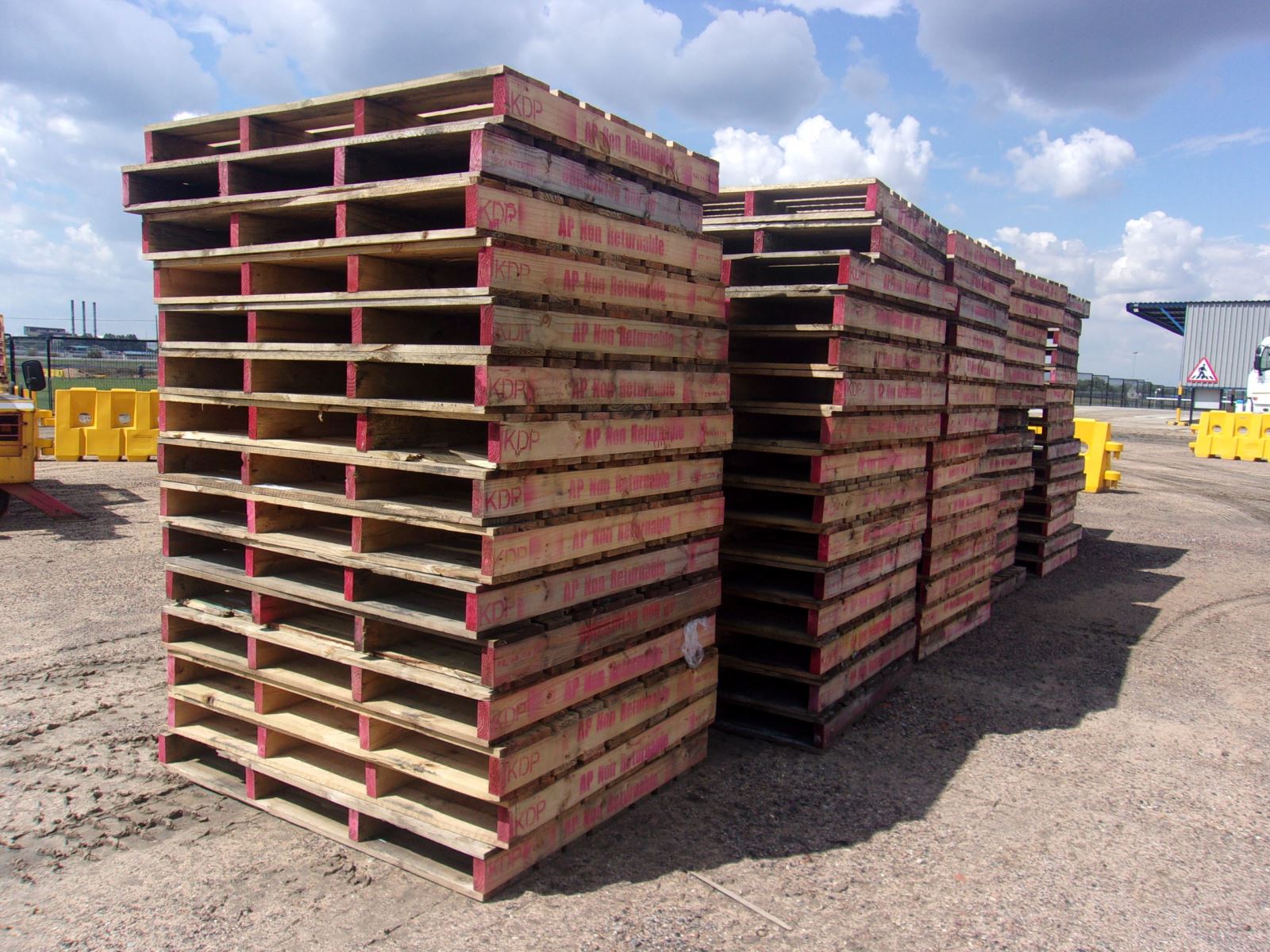 WOODEN & PLASTIC PALLETS - SASOLBURG (SA04-254-26)