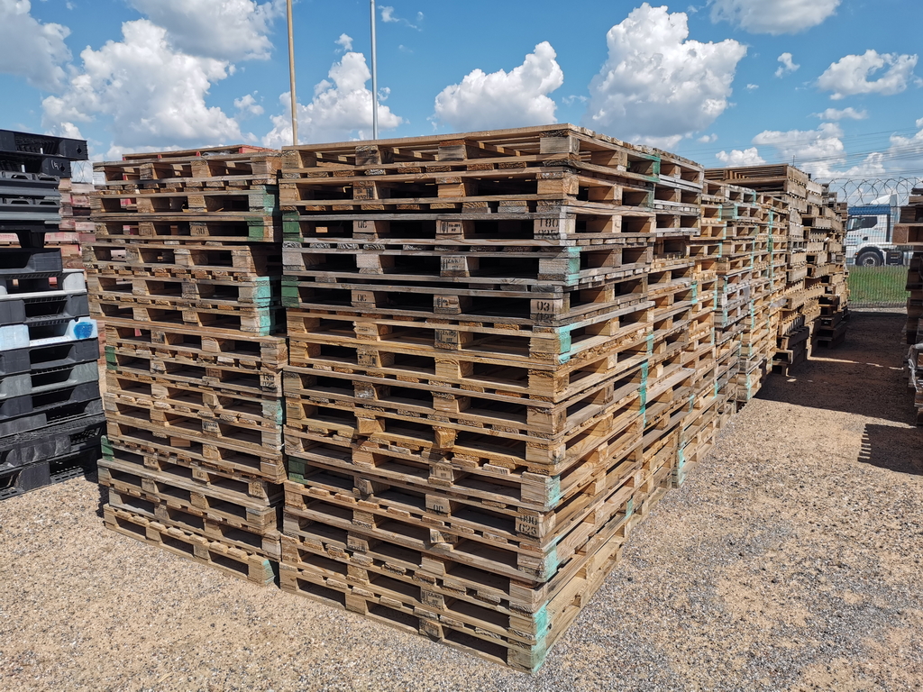 WOODEN PALLETS - SASOLBURG (SA04-259-26)